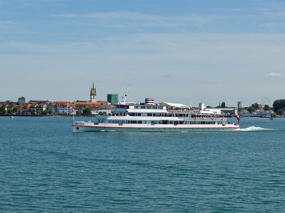 Passagierschiff vor Friedichshafen