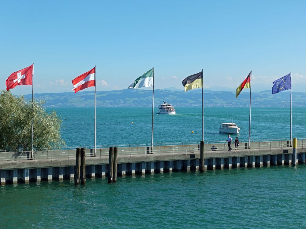 Hafenmauer mit Länderflaggen