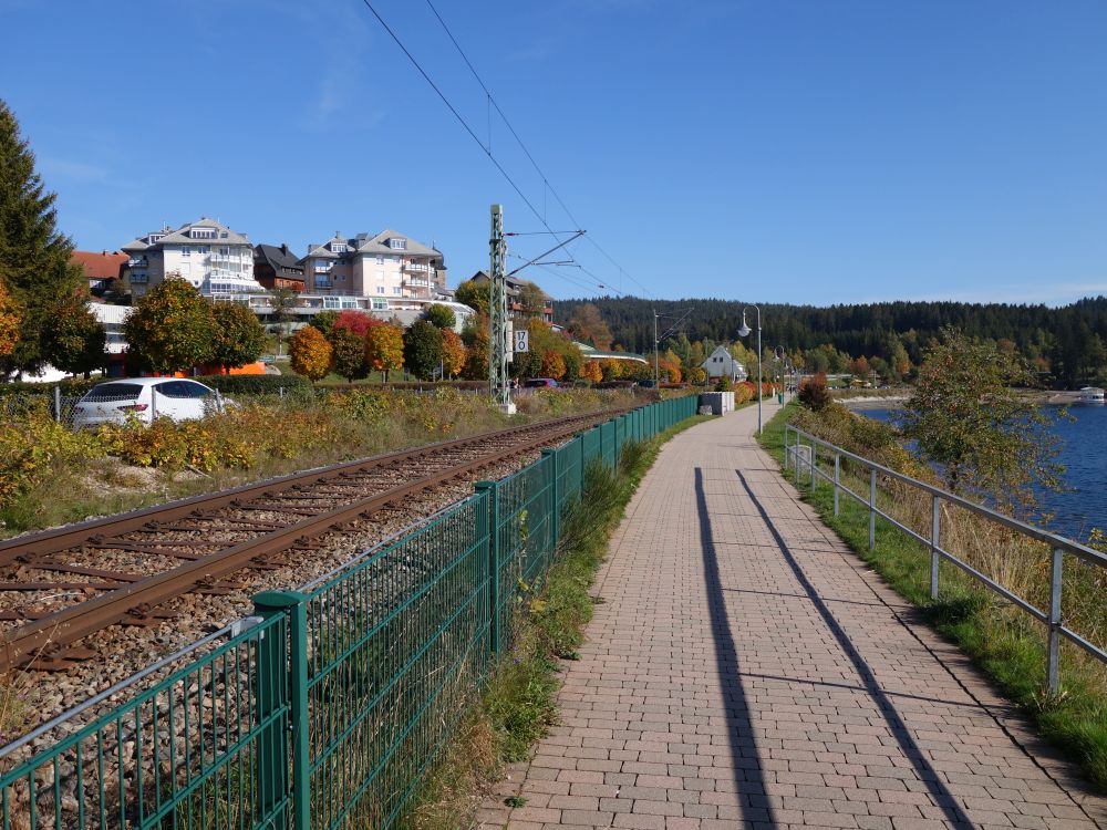 Fussweg zwischen Eisenbahn und Schluchsee