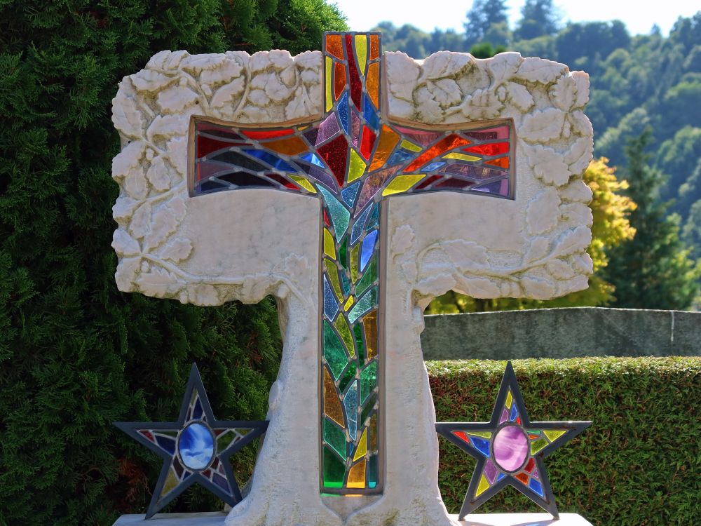 buntes Grabkreuz