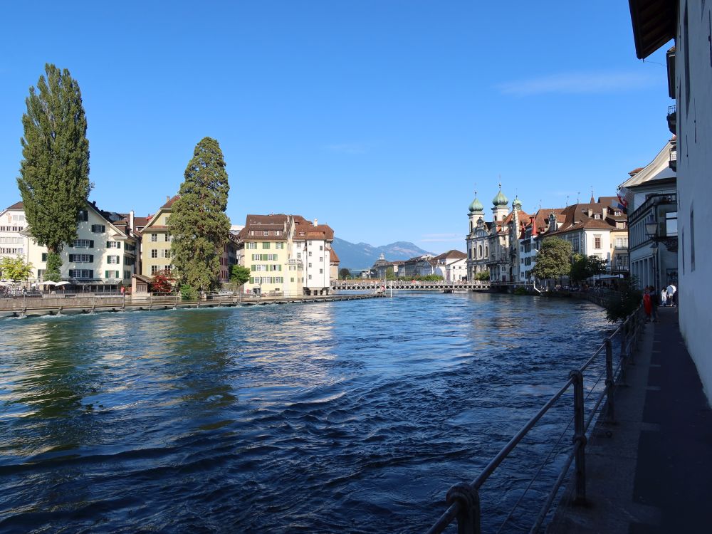 Reusssteg und Blick Richtung Jesuitenkirche