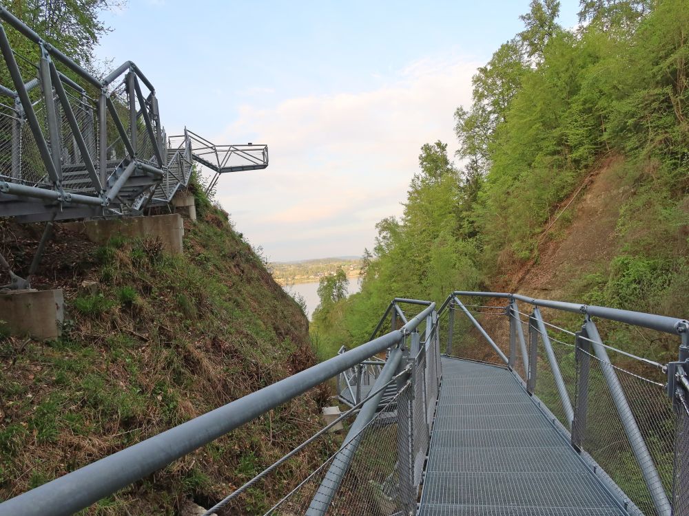 Eisensteg und Plattform