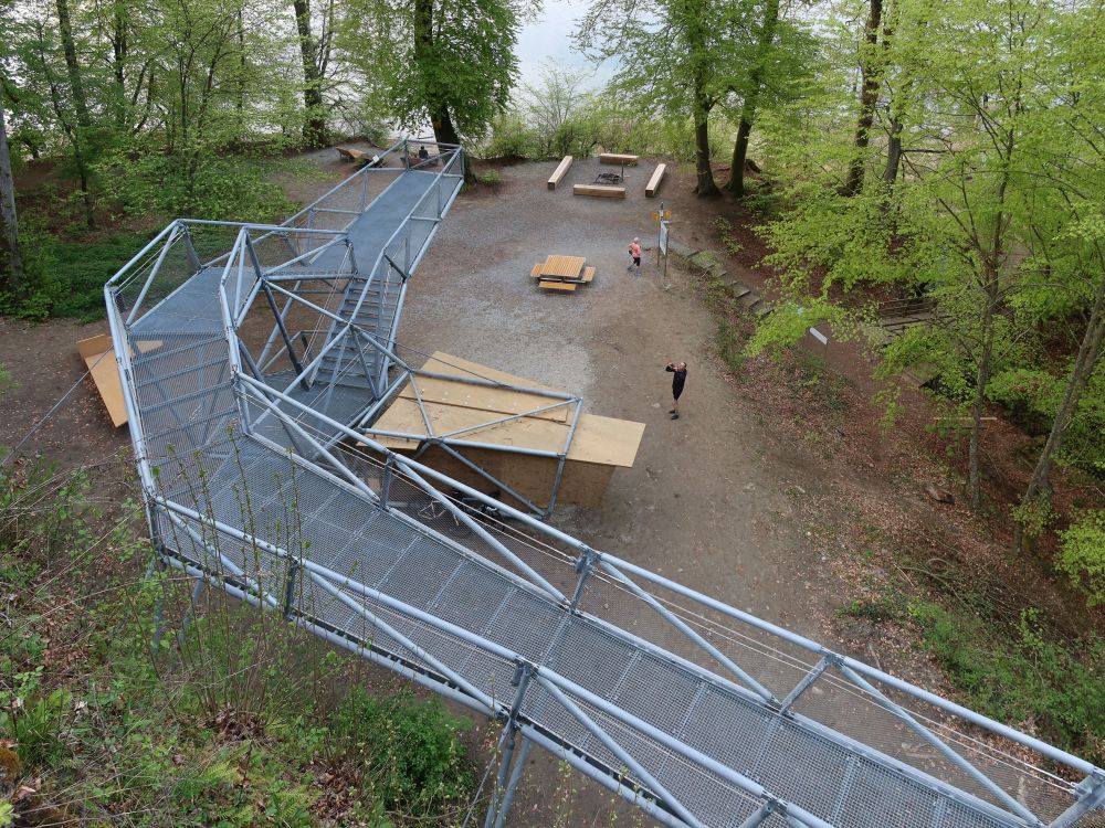 Eisensteg und Feuerstelle