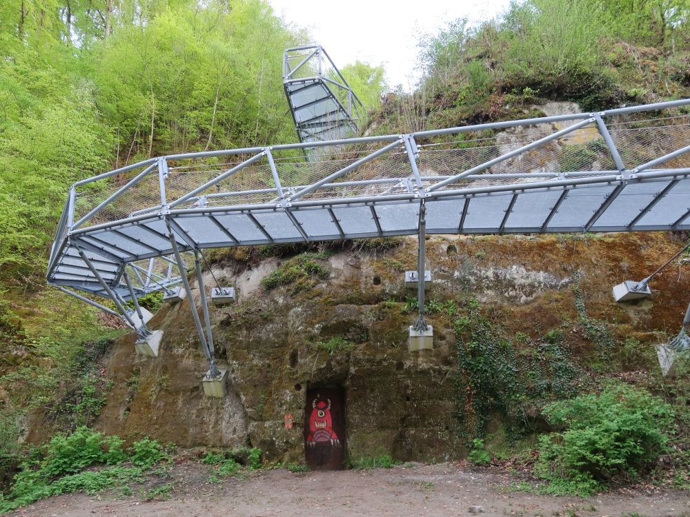 Eisensteg und Türe im Fels
