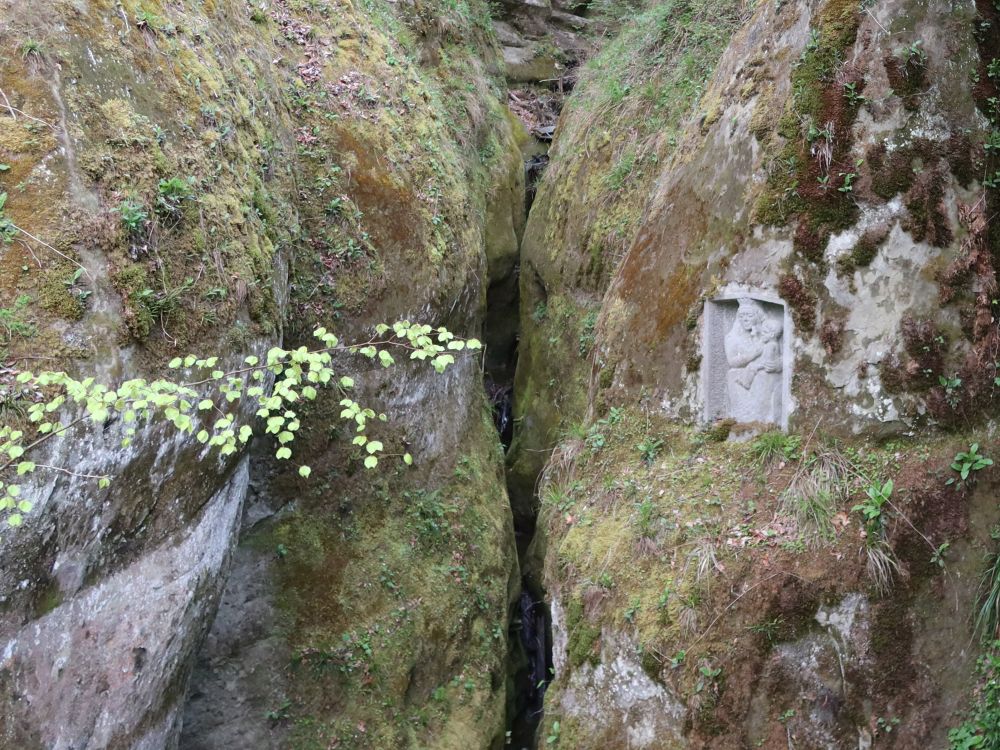 Schlucht und Madonna im Fels