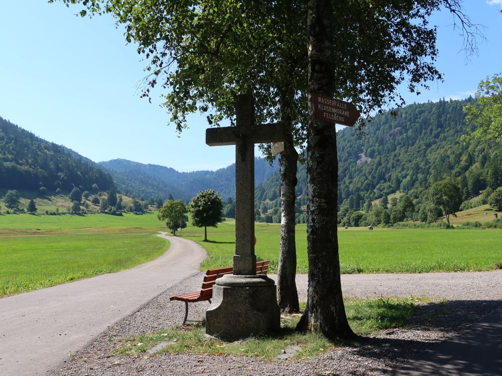 Wegkreuz mit Sitzbank