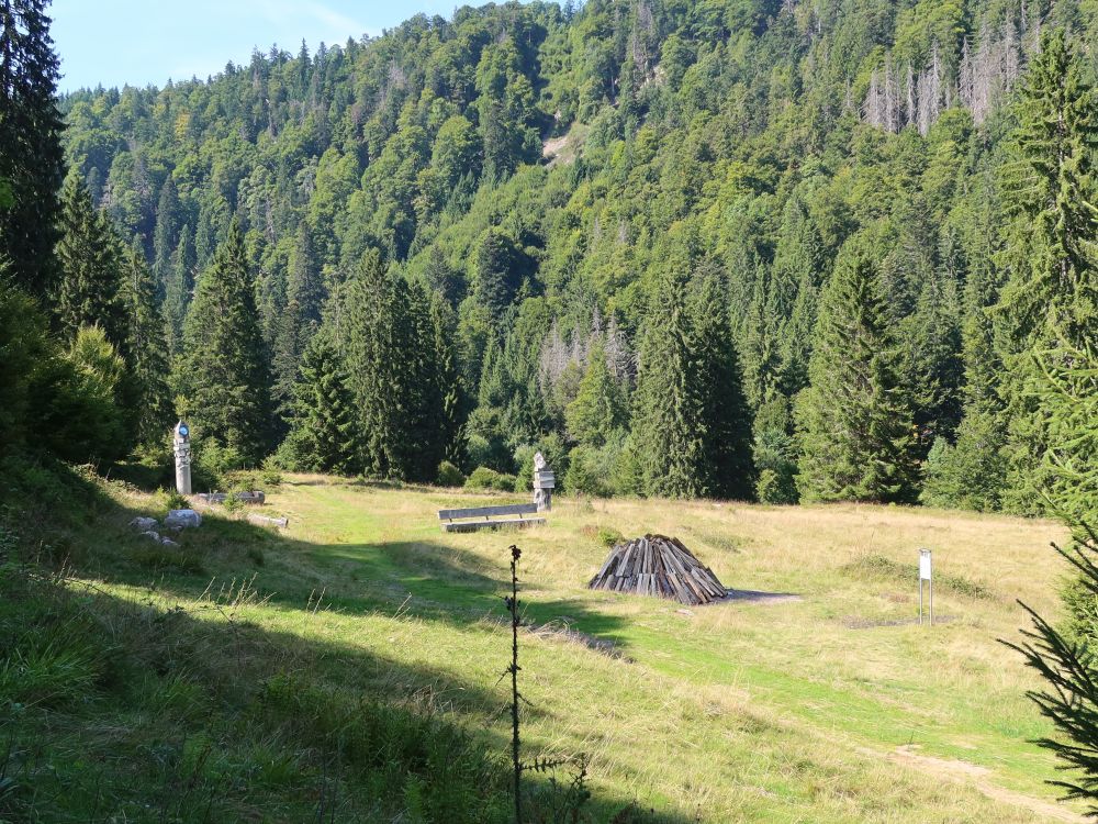 Sitzbank und Kohlemeiler am Klusenwald