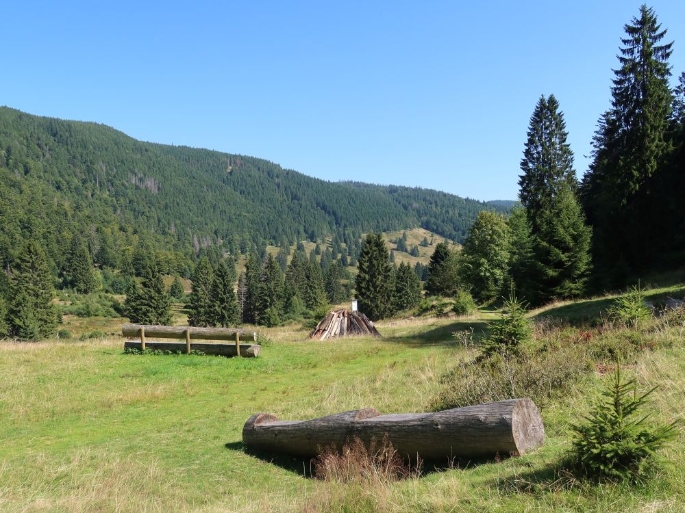 Sitzbank und Kohlemeiler am Klusenwald