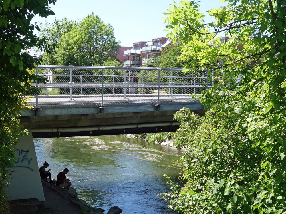 im Schatten der Brücke