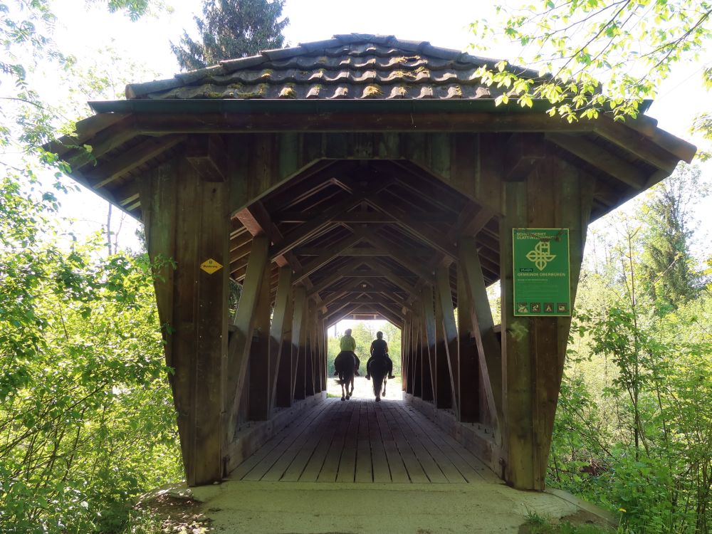 Holzüberdachte Brücke mit Reiter