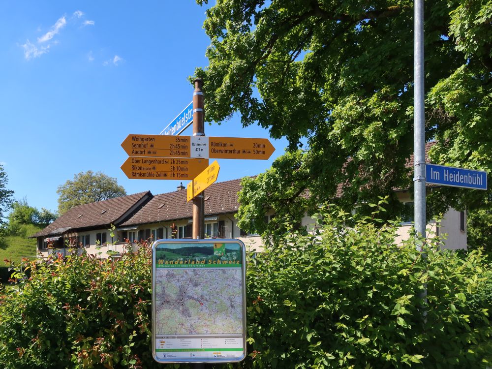 Wanderwegweiser und -karte