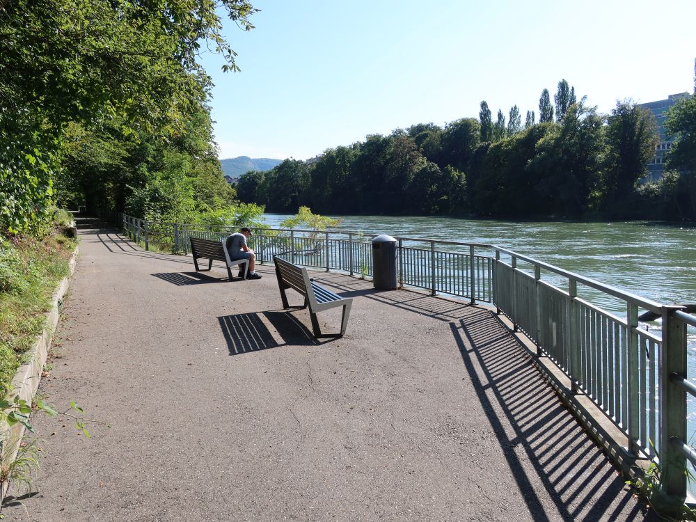 Sitzbänke an der Aare