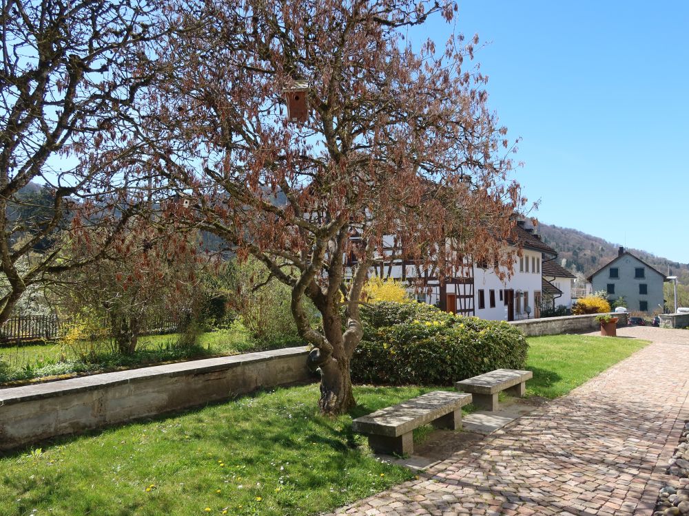 Sitzbänke an der Kirche