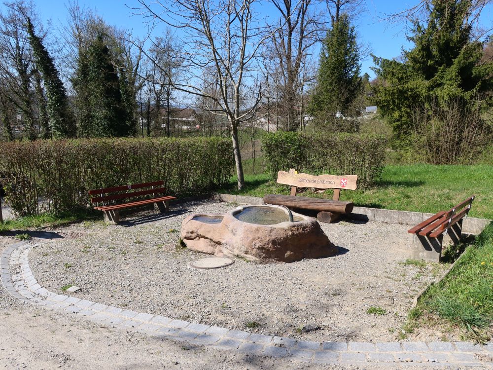Sitzbänke am Brunnen