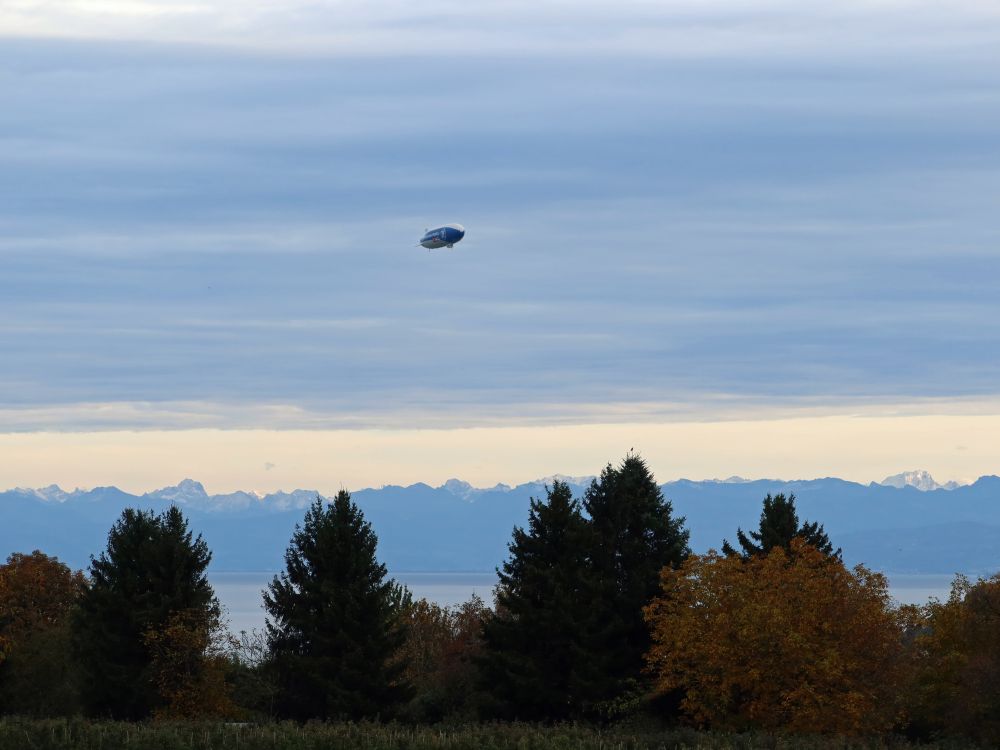Zeppelin über Bodensee und Alpen