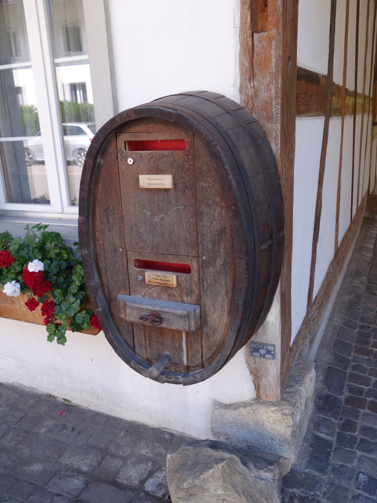 Weinfass als Briefkasten