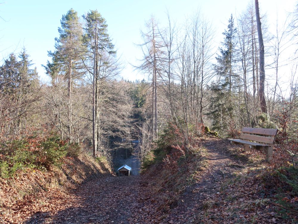 Sitzbank und Schutzhütte