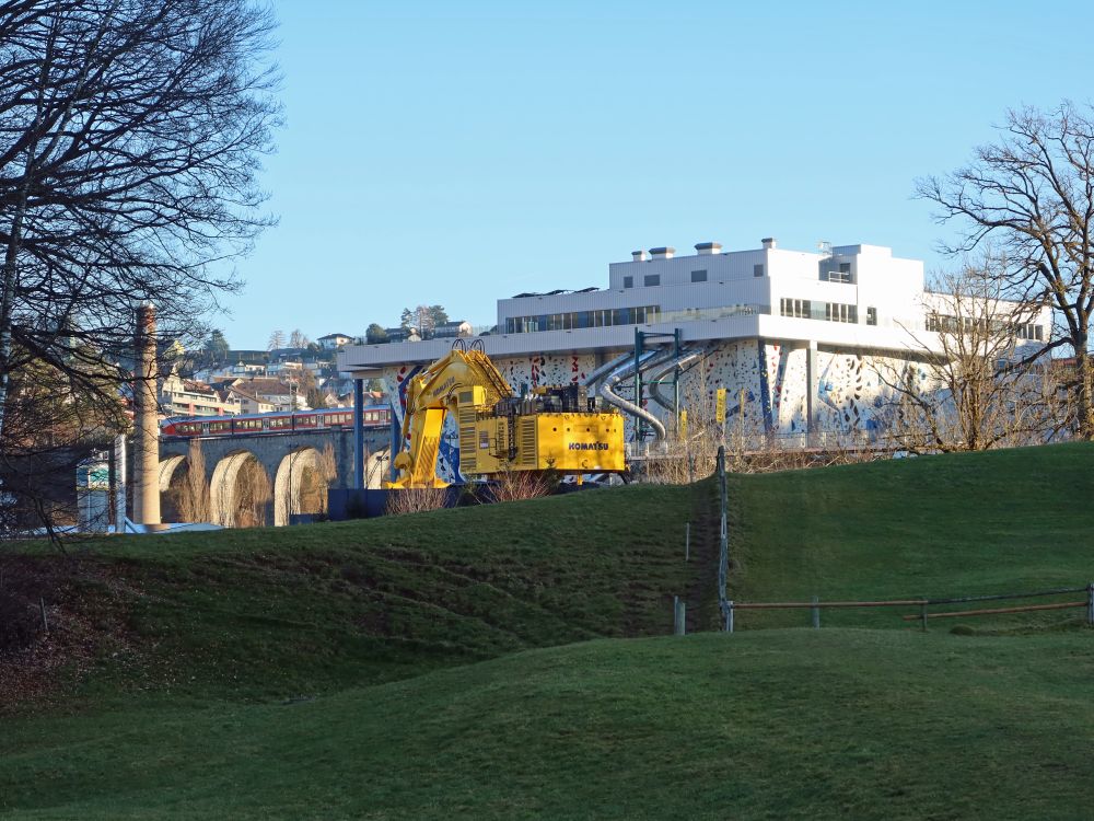 Bagger und Kletterhalle