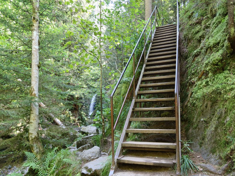 Treppe und Wasserfall