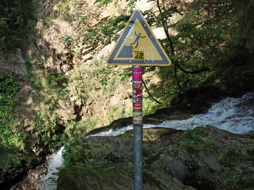 Warntafel und Wasserfall