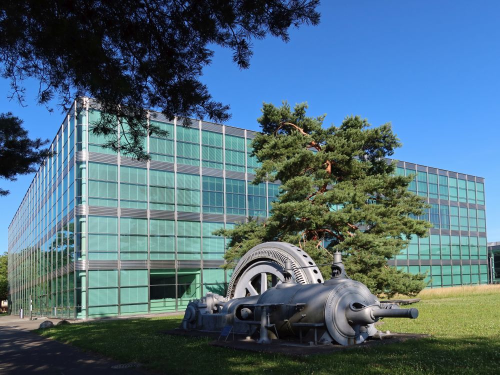 alte Dampfmaschine vor Hochschulgebäude