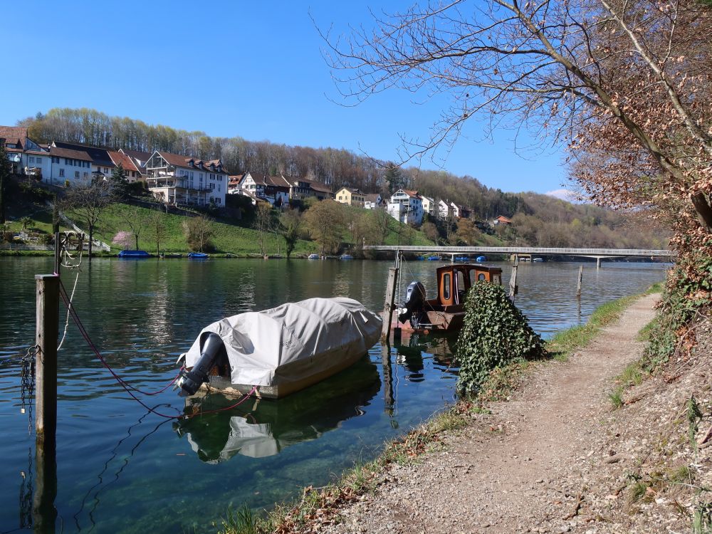 Nohl und Boote am Rheinufer
