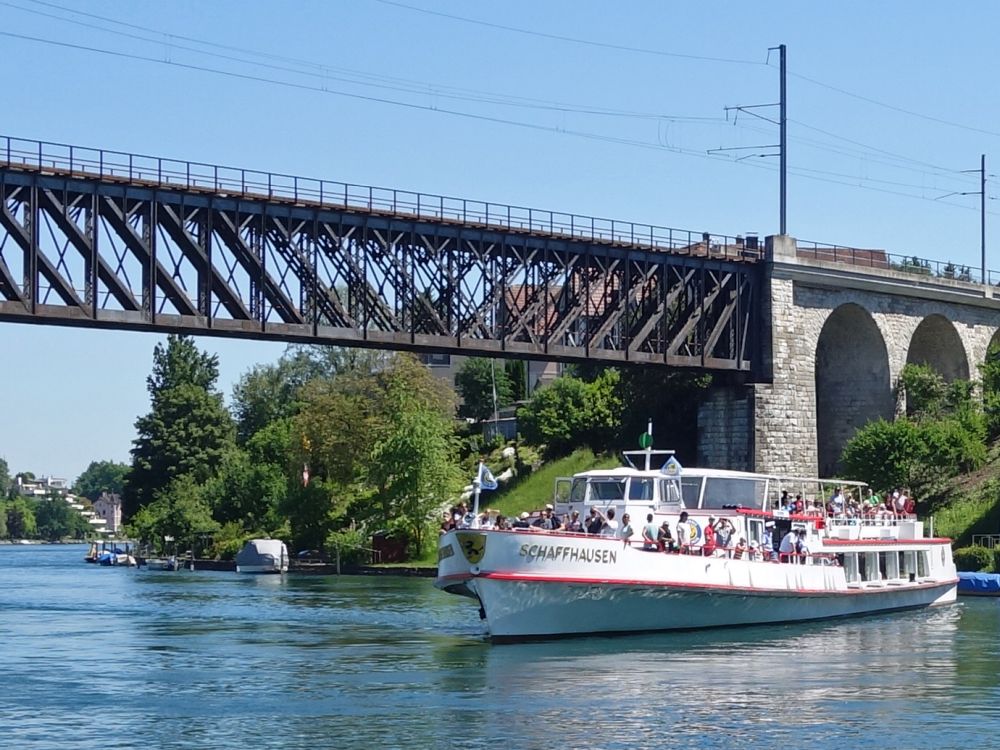 Eisenbahnbrücke mit Rheinfähre