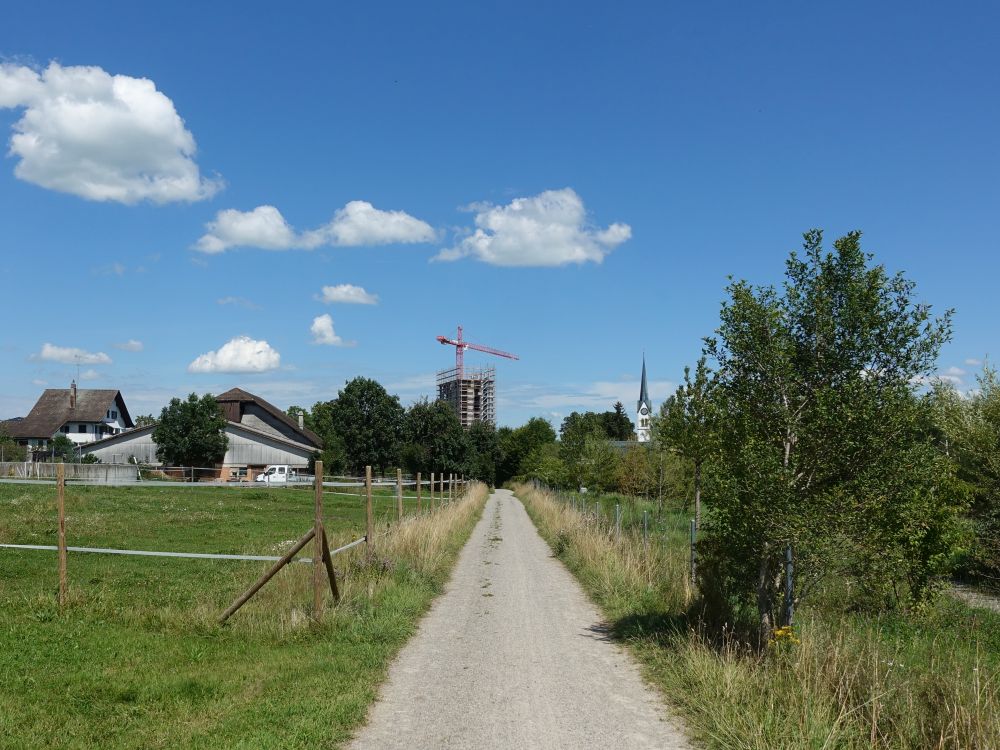Hochhaus-Neubau und Kirche in Rickenbach