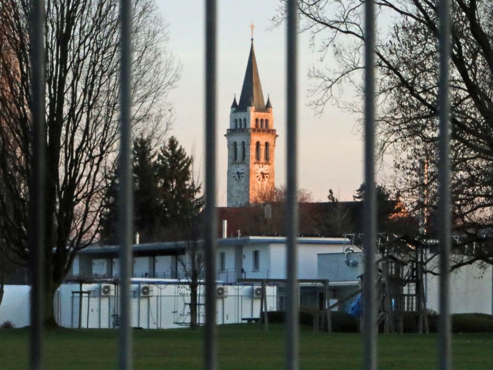 Kirchturm hinter Gitter