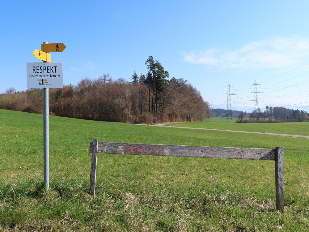 Absperrung und Hinweistafel