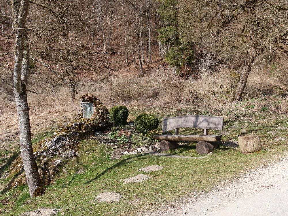 Sitzbank mit Madonna