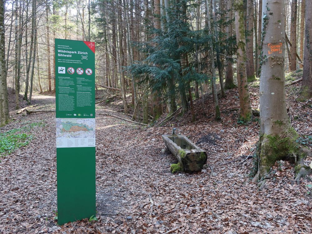 Infotafel und Brunnen