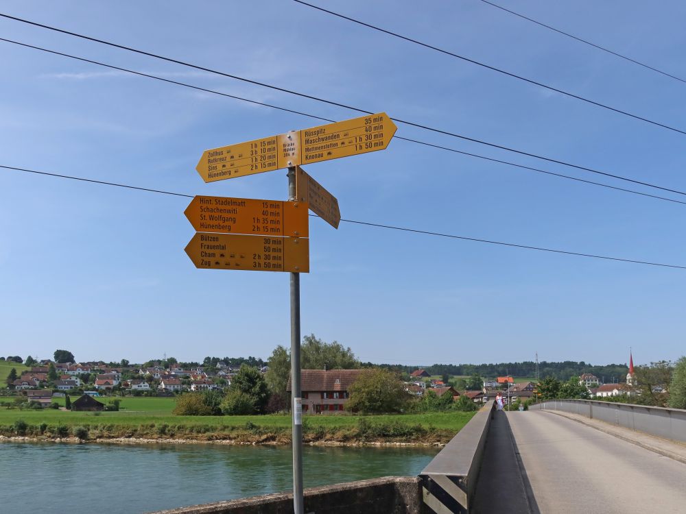 Wanderwegweiser an der Brücke Mühlau