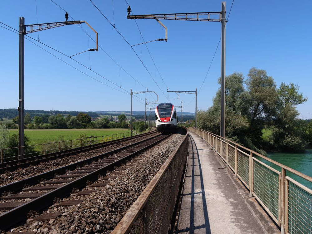 Zug auf der Einsenbahnbrücke