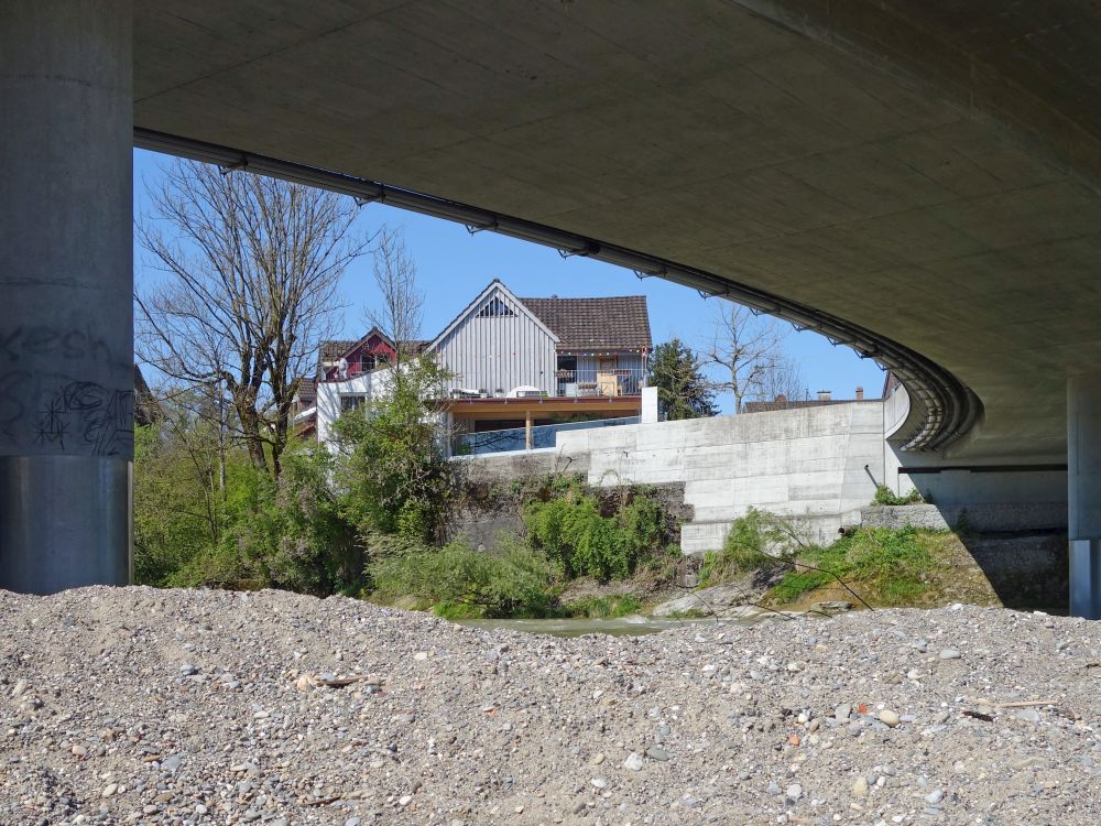 Haus von Lütschwil unter der Brücke