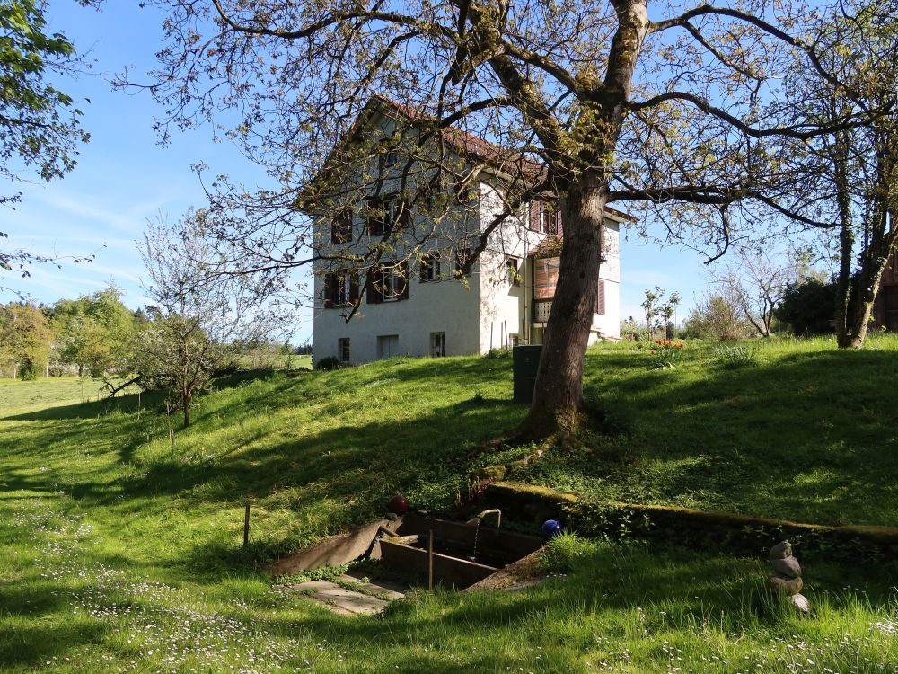 Haus mit Brunnen