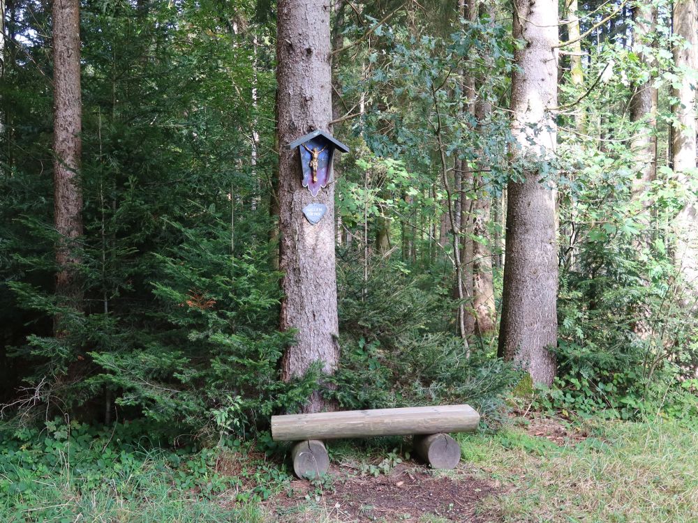 Wegkreuz am Baum