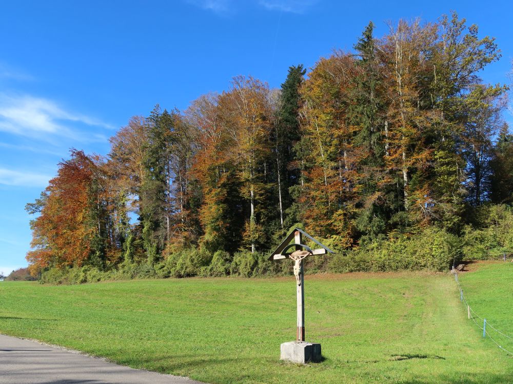 Wegkreuz vor Herbstfarben