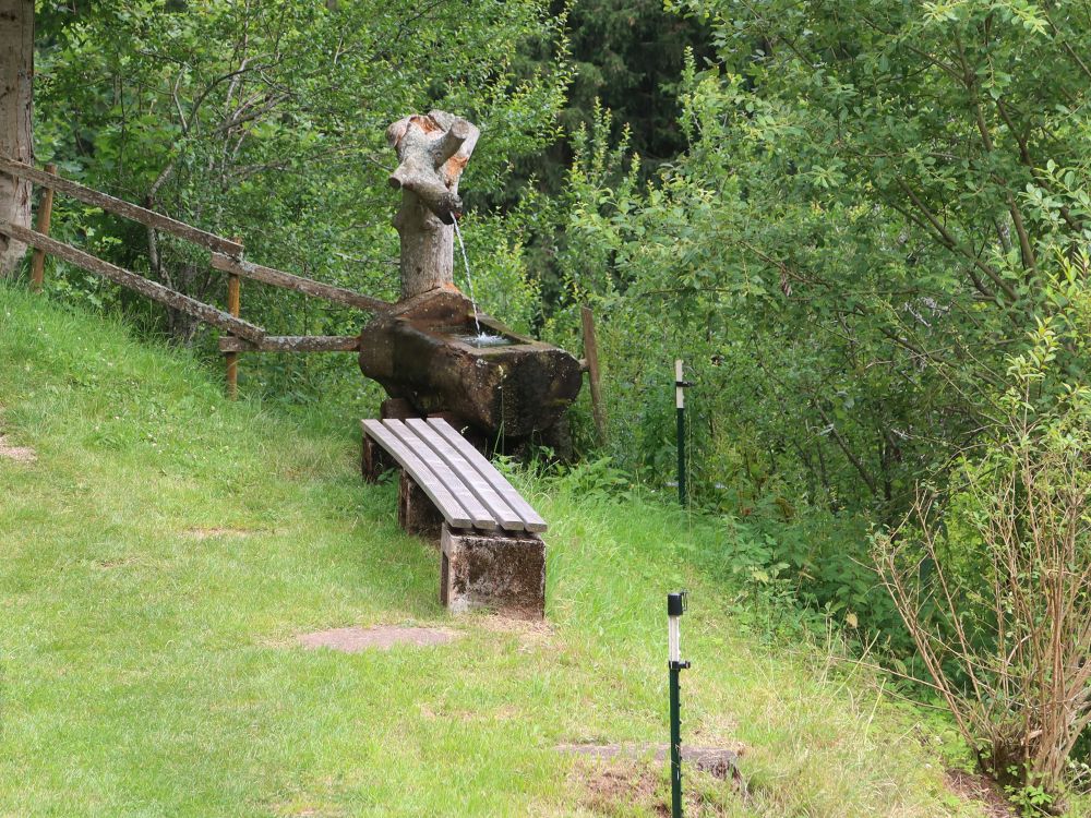 Brunnen mit Sitzbank