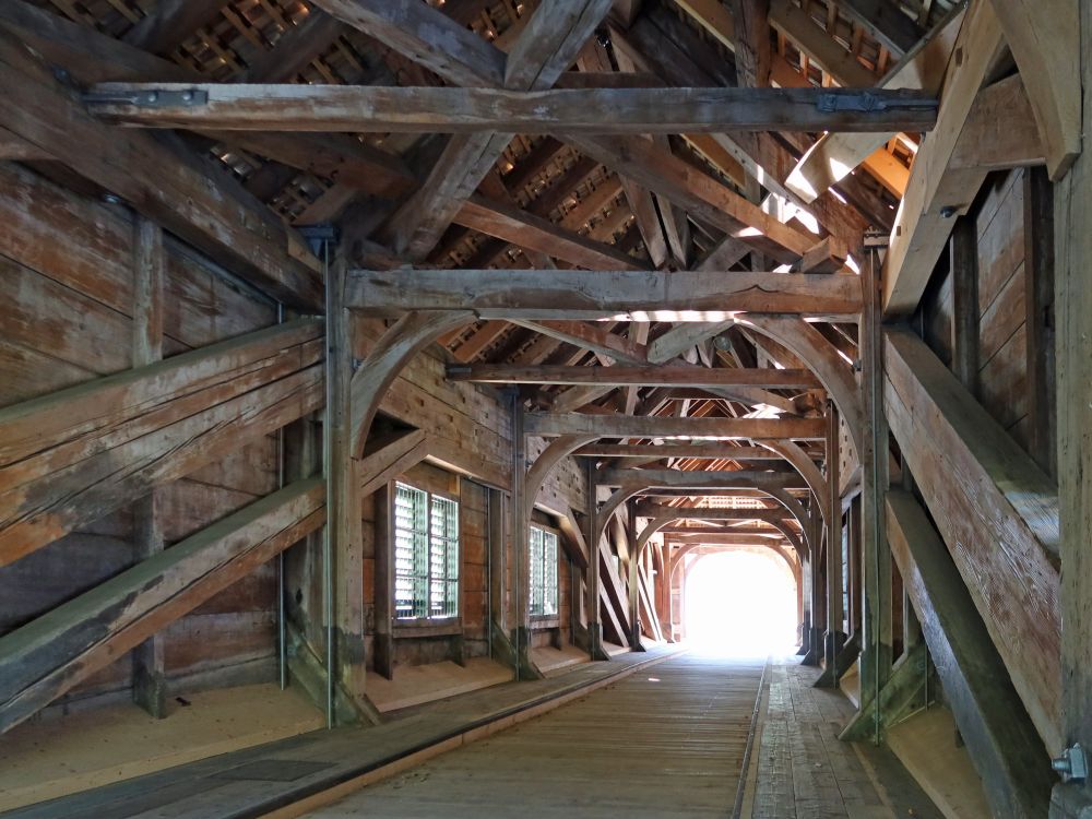 überdachte Holzbrücke