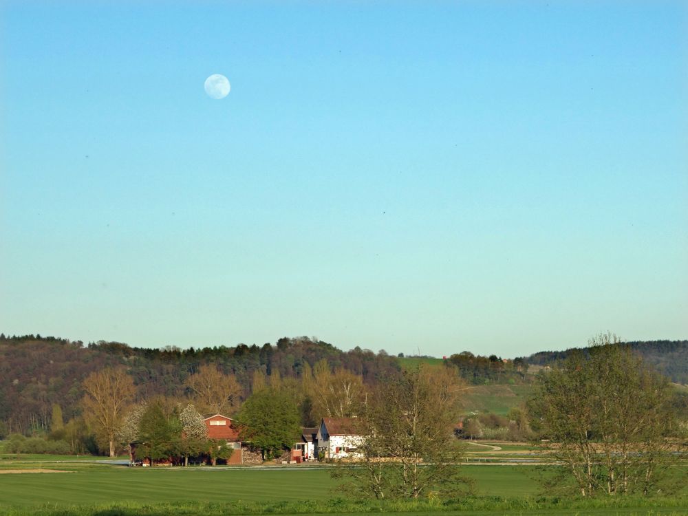 Mond überm Bauernhof