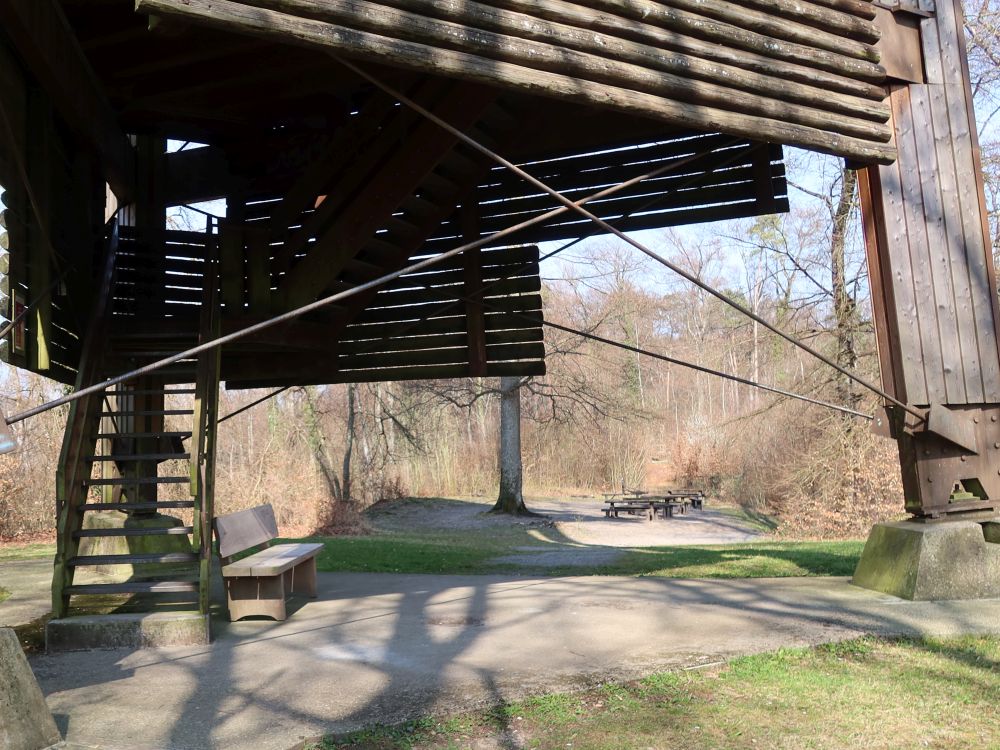 Sitzbank unterm Turm