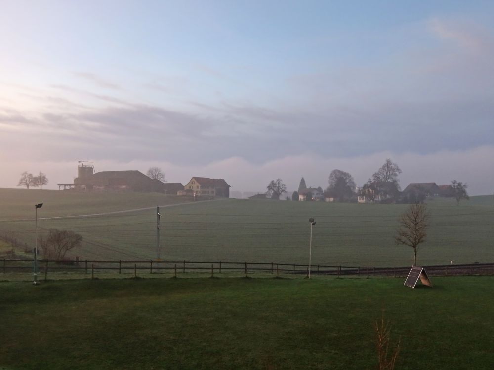 Bauernhöfe im Nebel
