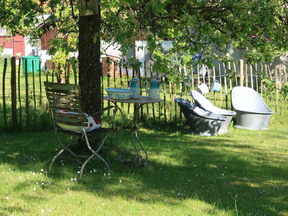 Gartenstuhl und Zinkwannen
