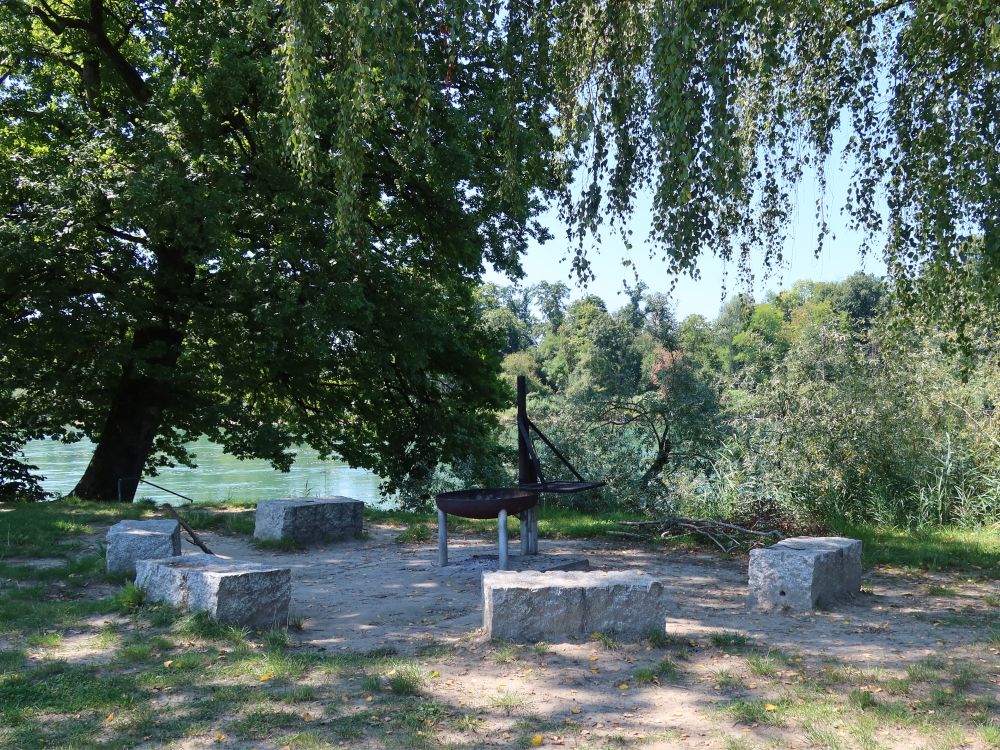Feuerstelle am Aareufer