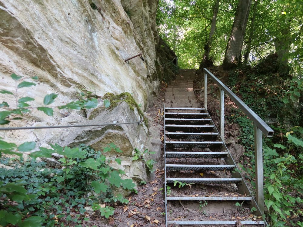 Treppe unter Felswand