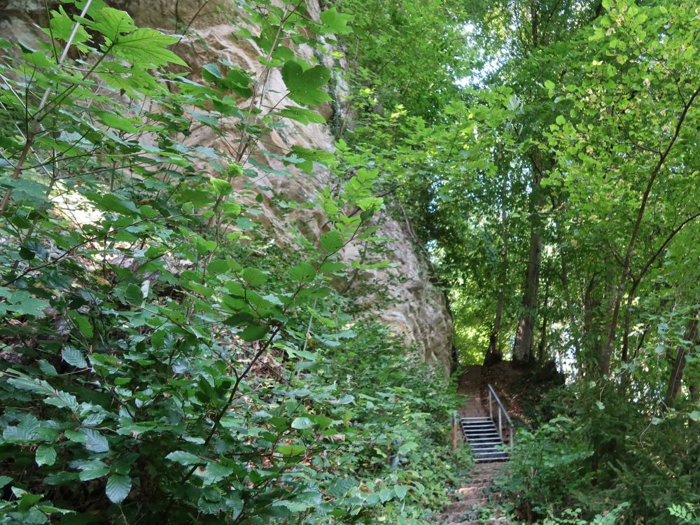 Treppe unter Felswand