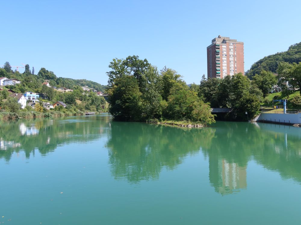 Blick zu Limmat-Insel und Hochhaus