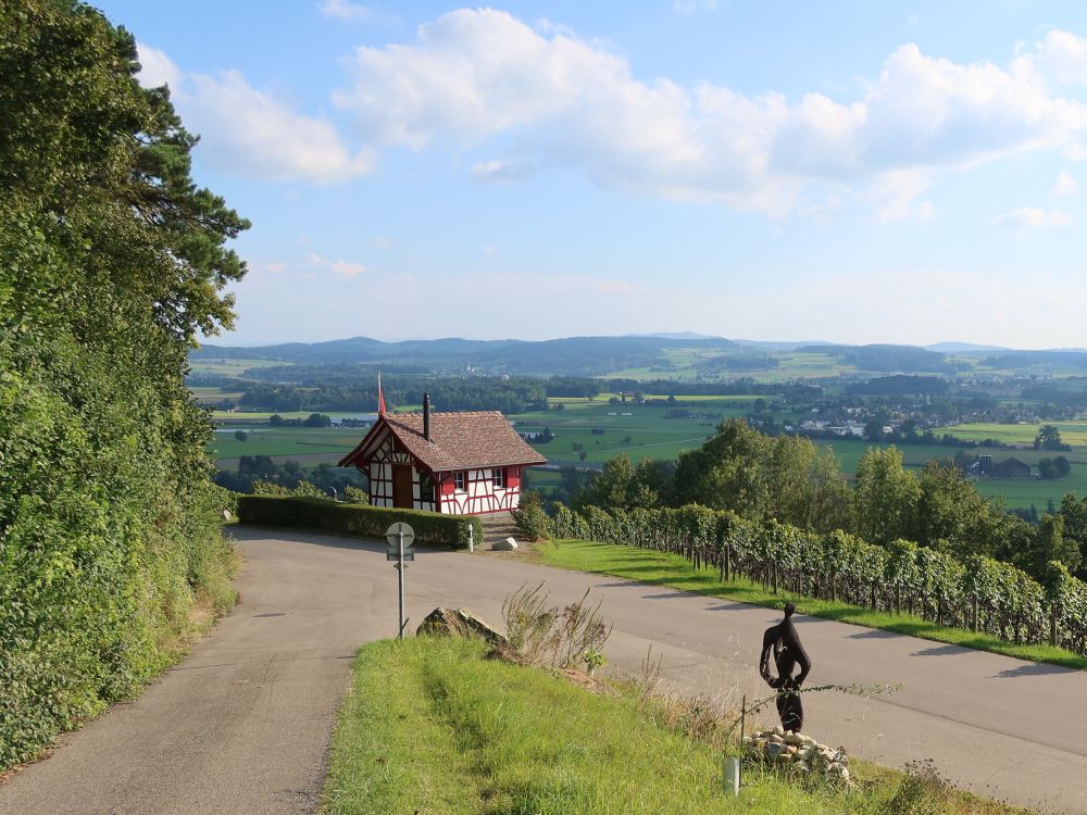 Fachwerkhäuschen und Holzstatue