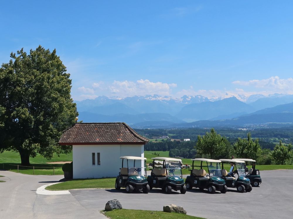 Kapelle und Golfcarts